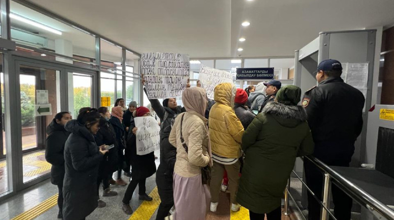 Женщины вышли на митинг к акимату Атырау