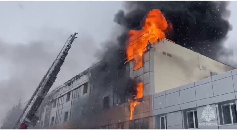 Горят все этажи: сильный пожар охватил гостиницу в Набережных Челнах. ВИДЕО