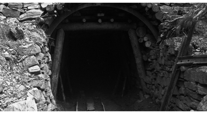 Взрыв на шахте в Караганде: обнаружены тела еще 2 горняков