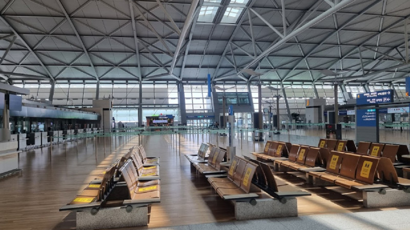 Больше года живут в южнокорейском аэропорту трое россиян