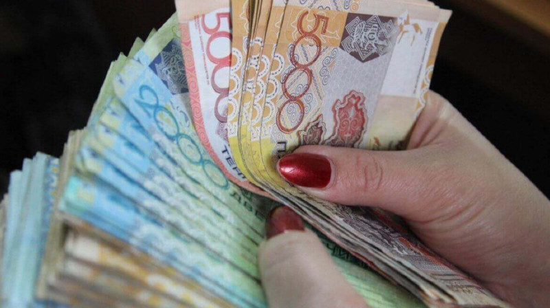 Бухгалтер автошколы «продала» водительские права десяткам казахстанцев