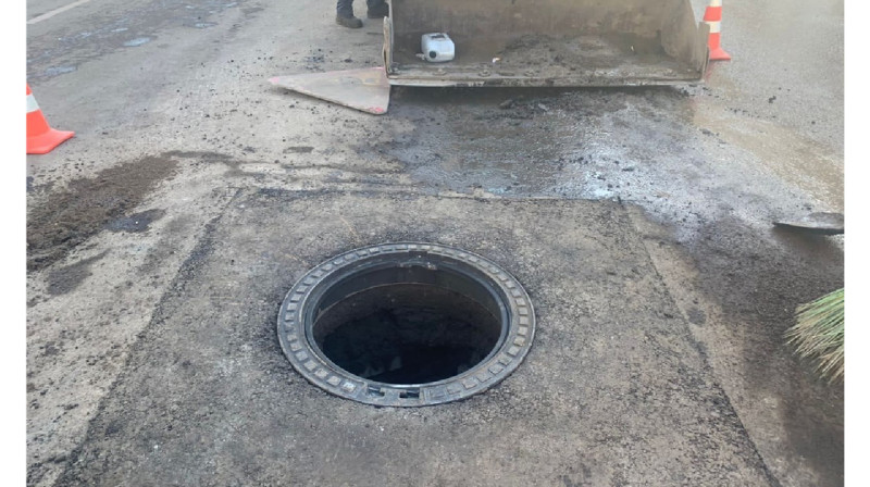 В одном из казахстанских мегаполисов устанавливают «плавающие» канализационные люки