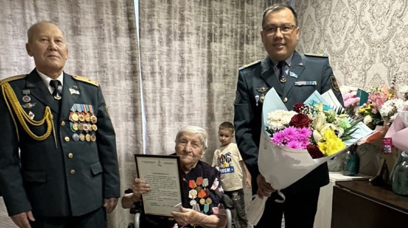 В Павлодарской области ветерана войны поздравили со столетием
