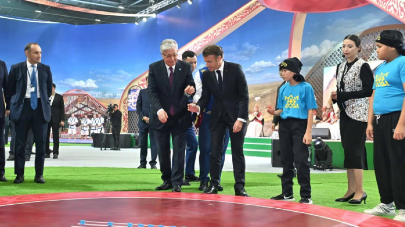 Токаев с Макроном сыграли в асыки