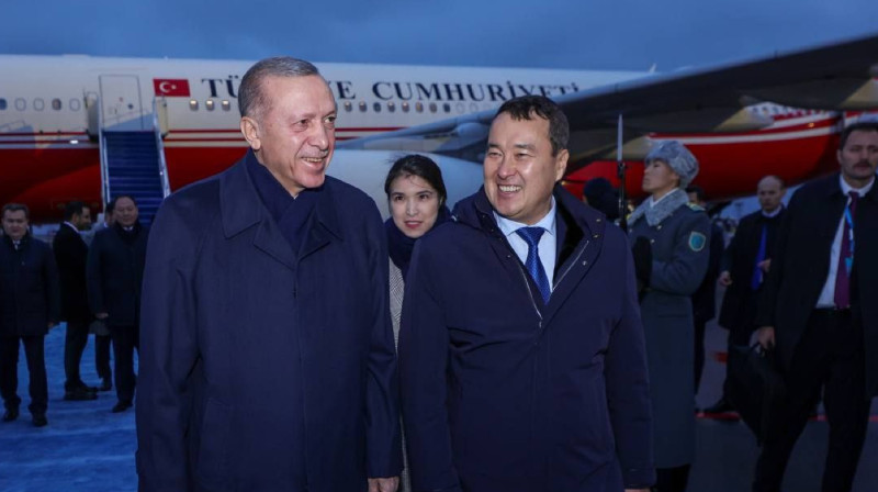 Эрдоган прилетел в Казахстан для участия на саммите ОТГ