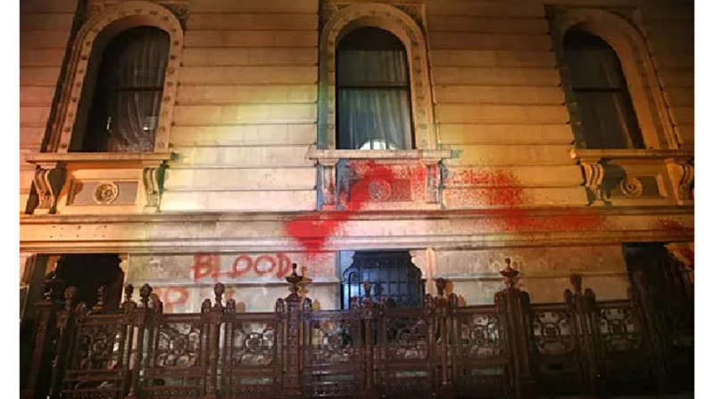 "Кровавой" краской облили здание МИД в Лондоне