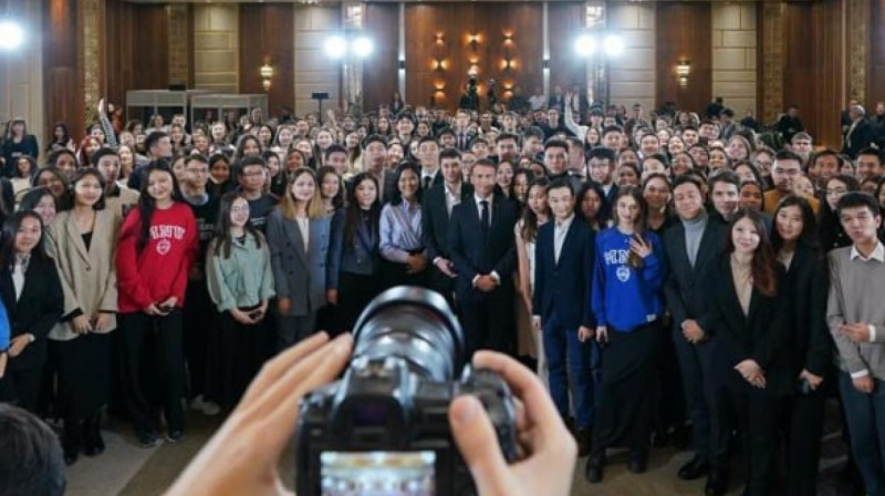 Макрон на казахском твитнул свой первый визит в Казахстан