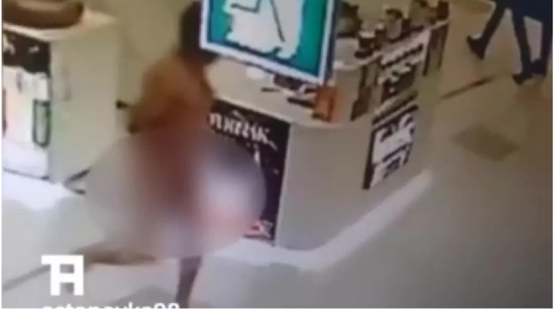 В Астане по ТРЦ мужчина бегал в "наряде Адама"