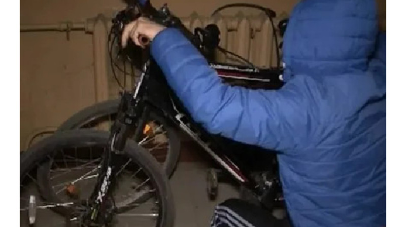 В Астане курьер украл двухколёсный транспорт, чтобы быстрее развозить заказы