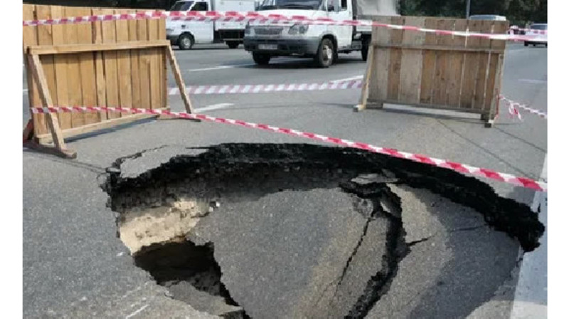 В ВКО автомобиль "нырнул" под асфальт (видео)
