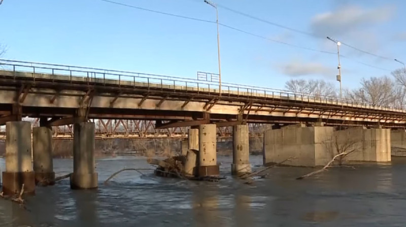 Опора моста обрушилась в Усть-Каменогорске