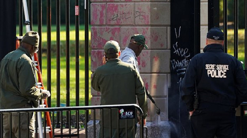 «Кровавые» отпечатки рук появились на воротах Белого дома