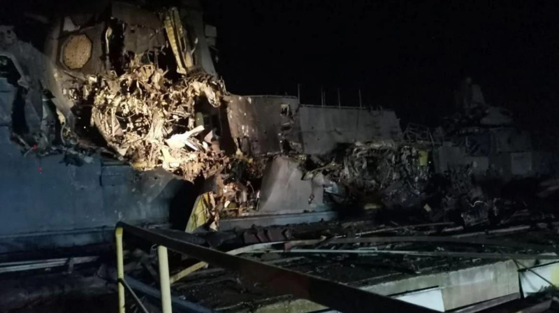 Появилось видео уничтожения российского военного корабля на заводе в Керчи