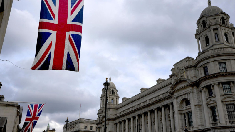 Король Британии выступил перед парламентом впервые за 70 лет