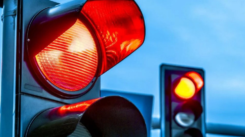 В надежде поживиться хотели украсть светофор двое темиртаусцев