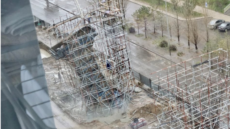 Еще одну колонну строящегося LRT покосило в Астане