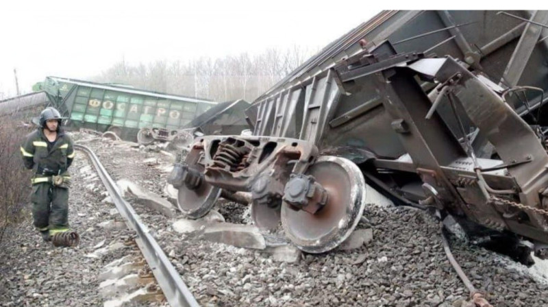 Около 20 вагонов грузового поезда сошли с рельсов в результате диверсии в Рязани