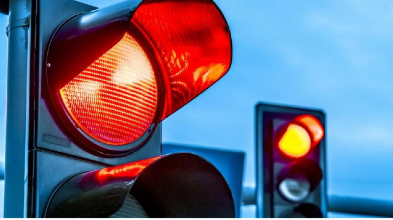 На беременную женщину упал светофор (видео)