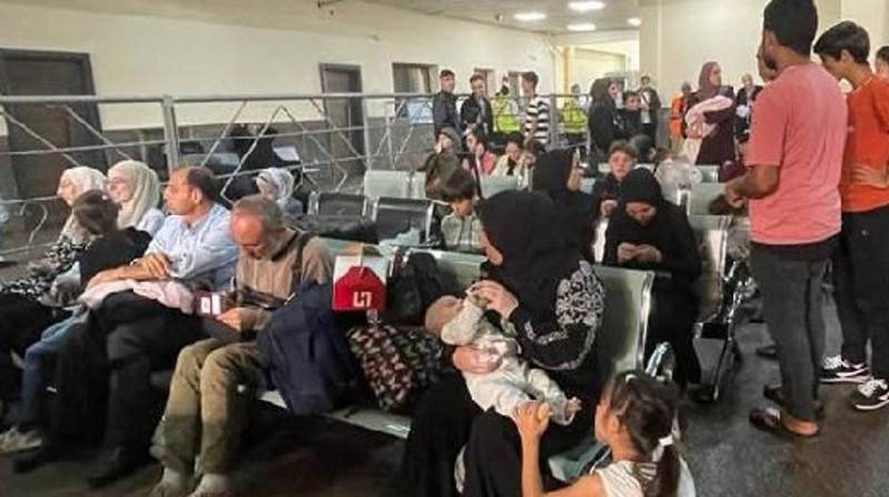 Эвакуированные из сектора Газа казахстанцы прибыли в Каир