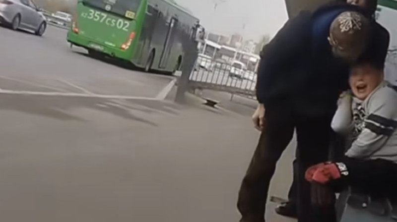 Мужчина на остановке выворачивал руки мальчику в Алматы
