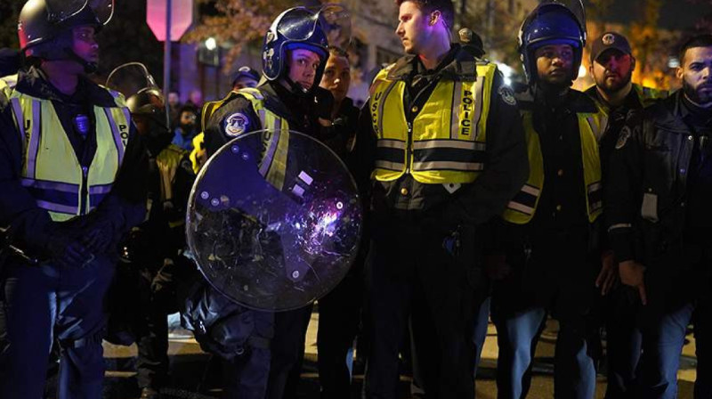 Несколько полицейских пострадали во время протестов в Вашингтоне