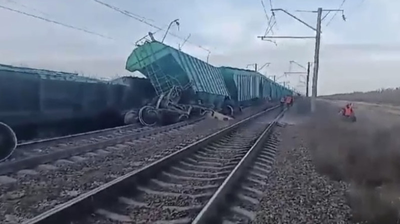 Вагоны грузового поезда сошли с рельсов в Акмолинской области