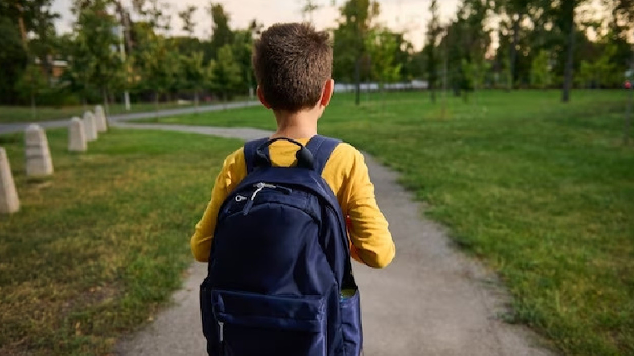 Школьники убегают из школы. Дети уходят. Школьник сбежал. Ученик сбежал. Школьник убегает из дома.