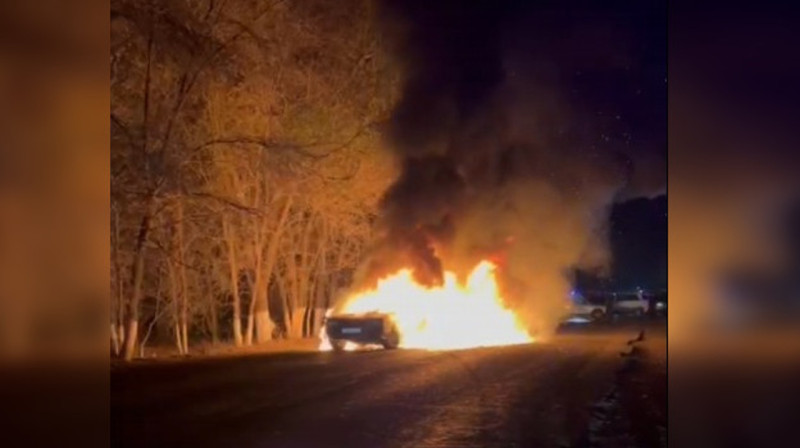 Два автомобиля сгорели после аварии на трассе Алматы-Коргас
