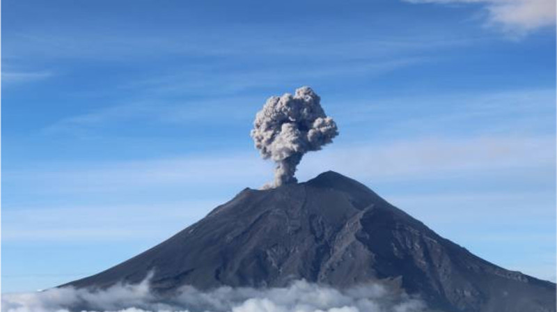 Вулкан Попокатепетль начал извержение и выбросил пепел на высоту 6 км в Мексике. ВИДЕО