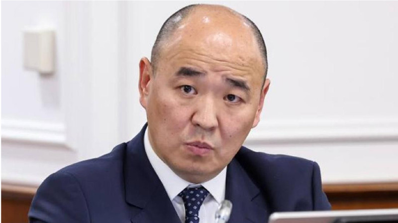 Министр Шарлапаев посоветовал казахстанцам зарабатывать на квартиру самим