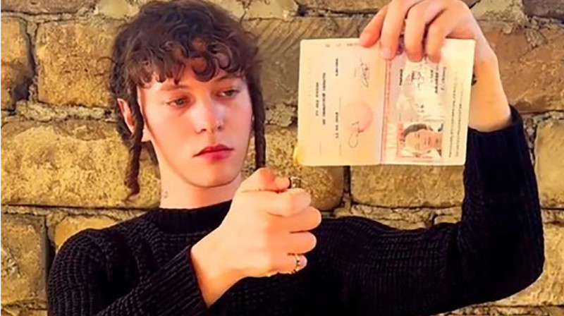 Сжегшего свой паспорт российского певца задержали в аэропорту Москвы