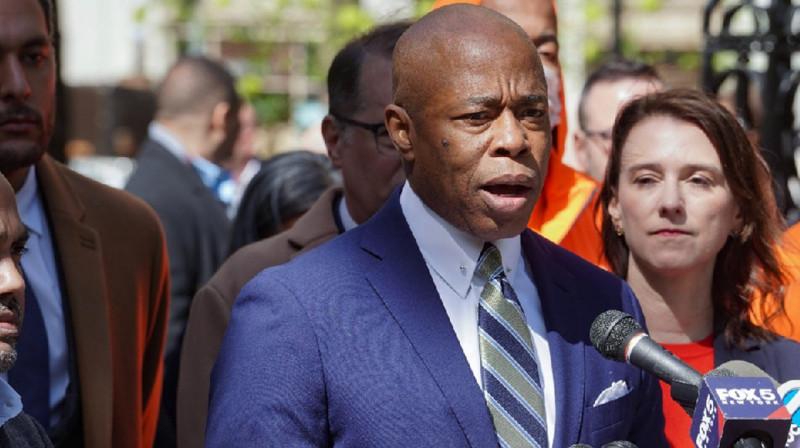 Мэра Нью-Йорка обвинили в совершении сексуального насилия над женщиной