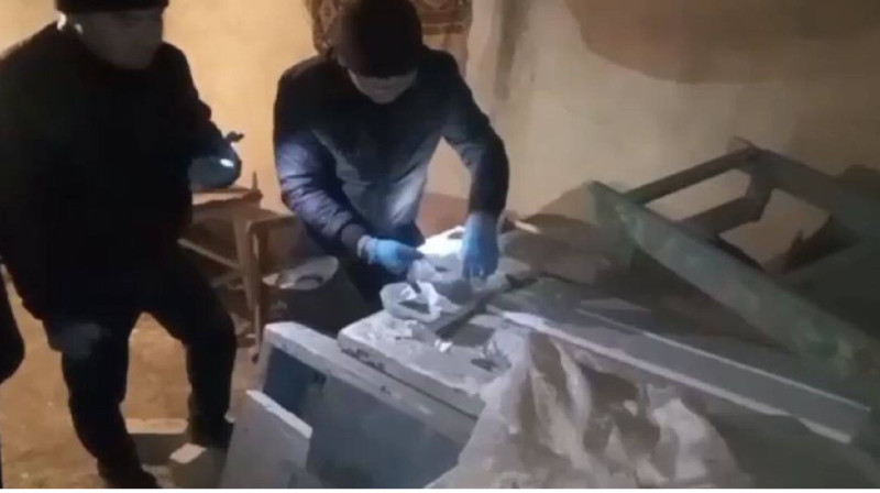 Полкилограмма наркотиков спрятал казахстанец в чайнике и валенках