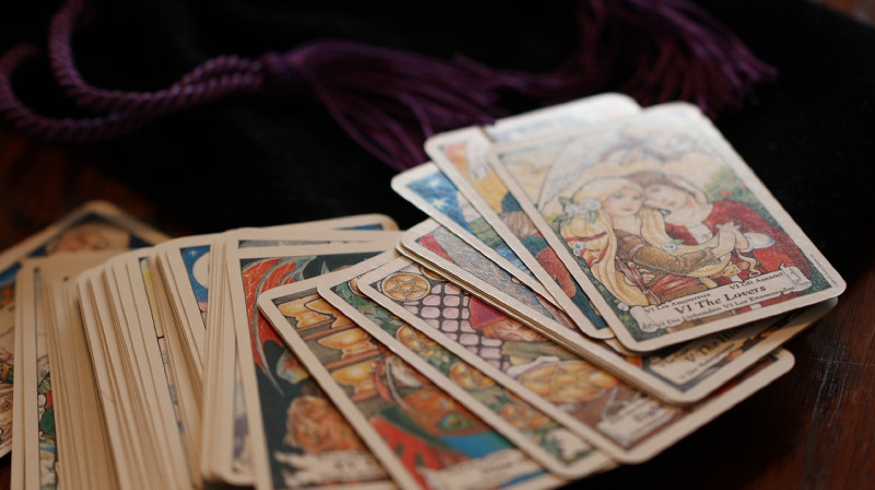 В Кыргызстане предложили запретить рекламу гадалок