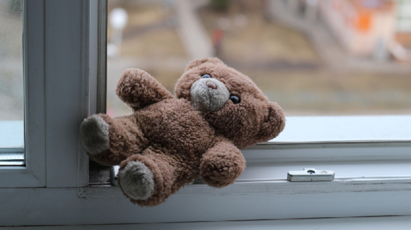 Умер выброшенный из окна ребёнок в Шымкенте