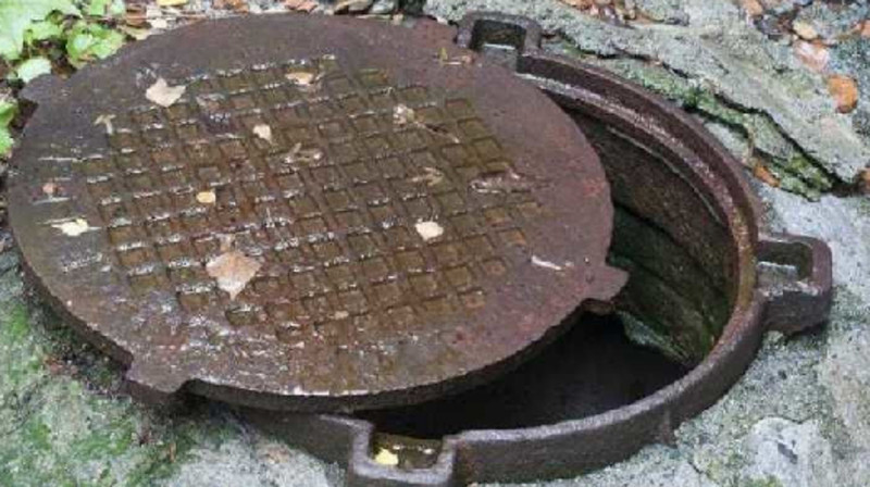 В Кызылорде ребенок упал в канализационный люк