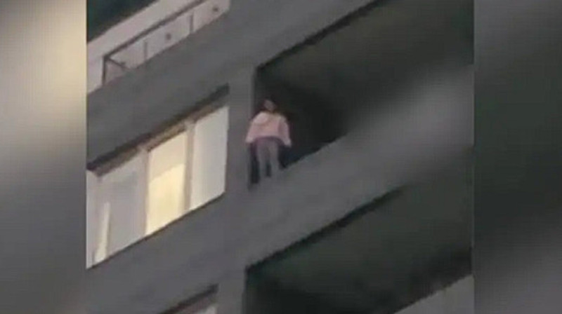 В Шымкенте девушка пыталась спрыгнуть с 11 этажа