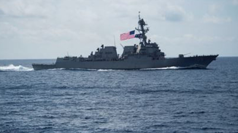 Китайские военные вытеснили из своих вод американский эскадренный миноносец