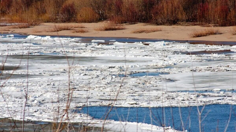 Ледоход снес часть понтонного моста в Западно-Казахстанской области