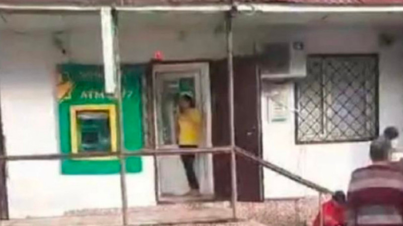 Упал кирпич на голову: женщина скончалась в Уральске