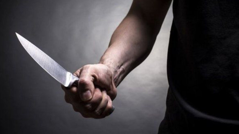 Житель Хромтау напал на жену с ножом в отделении банка