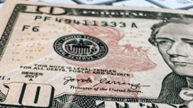 Курс доллара резко снизился в Казахстане