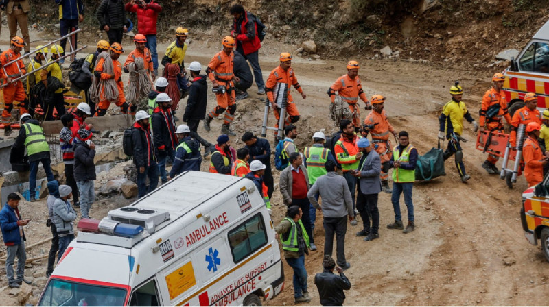 Спасатели начали вызволять из-под завалов рабочих в Индии