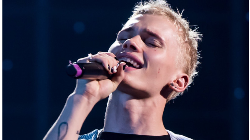 Даня Милохин оскорбил казахстанку, подарившую ему костюм в национальном стиле