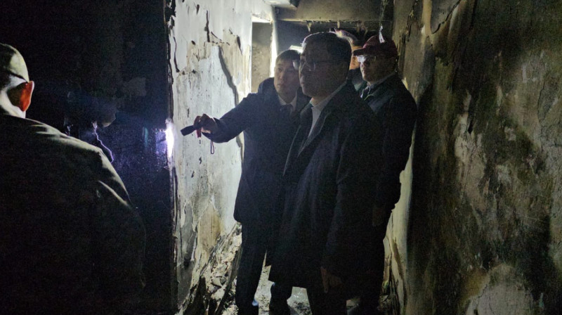 Появились первые снимки сгоревшего хостела в Алматы