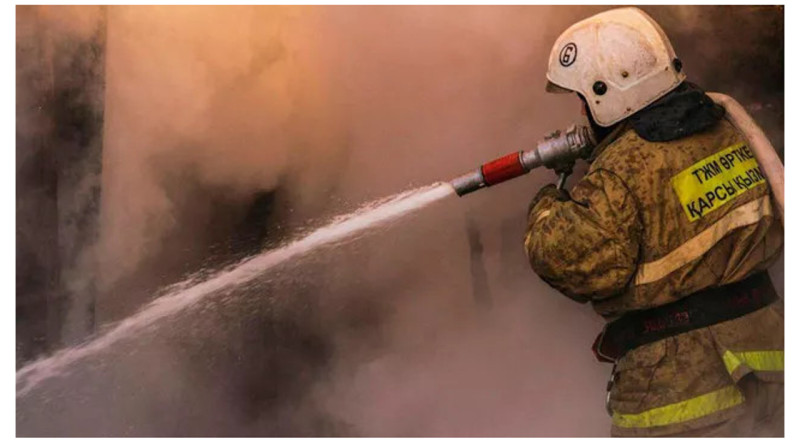 Пожарники спасли 15 человек из горящего 9-этажного дома в Усть-Каменогорске