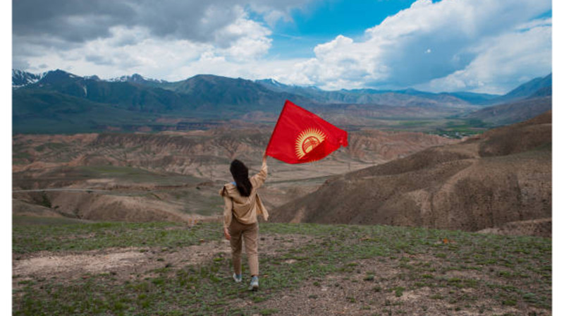 Кыргызстанцы "атаковали" аккаунт президента в соцсетях из-за смены дизайна флага