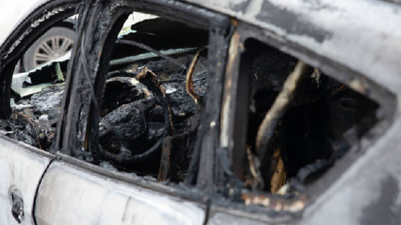 Машина сгорела на одной из улиц Астаны, есть пострадавший