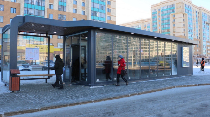 Стекло автобусной остановки покалечило пожилых людей в Астане