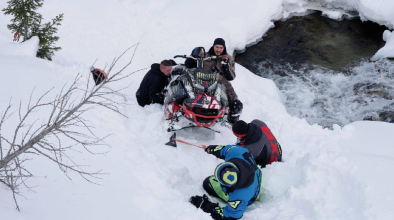 Астанчане на снегоходах застряли в горах Риддера